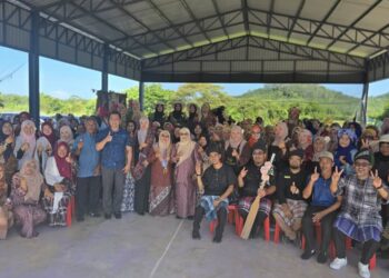 KAMARUL Azman Khamis bersama sahabat AIM
Padang Terap sempena pertandingan menyediakan bubur asyura di Kampung Keda Bukit Kura.-UTUSAN