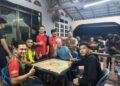 KAMARUL Azman Khamis bergambar bersama para peserta pada pertandingan karom ala kampung di Kampung Lubok Merbau- UTUSAN