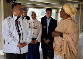 TUANKU Syed Faizuddin Putra Jamalullail bersama Tuanku Dr Hajah Lailatul Shahreen Akashah Khalil berkenan mengadakan lawatan ke Ibu Pejabat UNON di Kompleks PBB, Nairobi, baru-baru ini. -UTUSAN