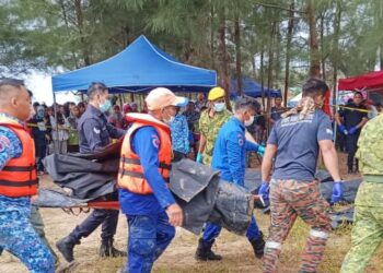 ANGGOTA pasukan mencari dan menyelamat (SAR) mengusung salah satu mayat mangsa tragedi bot karam di Pantai Belawai, Sarikei, yang mengorbankan 10 nyawa termasuk kanak-kanak.