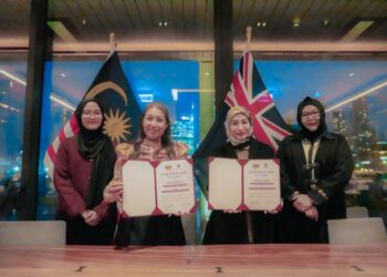 MAZITA Marzuki (dua dari kiri) dan Adzliana Hasan (dua dari kanan) pada Majlis Pra Pelancaran Bridge to Brilliance (BtB) 4.0: Australasia oleh USANITA..-UTUSAN