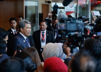 MOHAMAD Hasan bercakap kepada pemberita selepas Mesyuarat Menteri Luar Sidang Kemuncak Asia Timur ke-15, di sini hari ini. - UTUSAN/SHIDDIEQIIN ZON