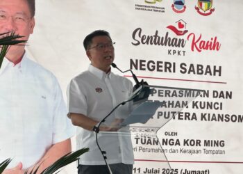 NGA Kor Ming berucap pada majlis perasmian dan penyerahan kunci Taman PRR Putera Kiansom di Inanam, Sabah.