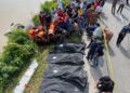 MAYAT enam beranak yang ditemukan meninggal dunia dalam kereta yang terbabas ke dalam Sungai Korok di Jitra, Kubang Pasu. - UTUSAN/SHAHIR NOORDIN