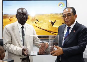 Mohamed Khaled Nordin mengadakan pertemuan dengan Hassan Daoud Kayan sempena Pameran Industri Pertahanan Antarabangsa di Istanbul semalam.