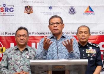 SAIFUDDIN Nasution Ismail ketika sidang media selepas membuat lawatan kerja ke Pusat Respons Penipuan Kebangsaan (NSRC) di Sasana Kijang. - UTUSAN/Saddam Yusoff