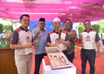 RAZALI Saad melancarkan produk Nakawan Herbs bersempena majlis perasmian penutupan Pesta Makanan Tradisional Perlis (MANTAPs) dan Wang Gunung Trail Run 3.0 di Taman Buah-Buahan Eksotik Sungai Batu Pahat, Kangar, Perlis hari ini.-UTUSAN/IZLIZAN OTHMAN