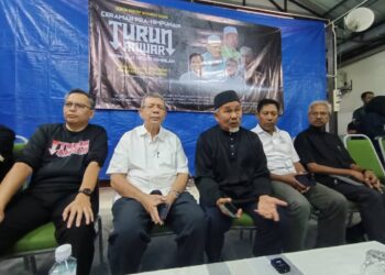 TUAN Ibrahim Tuan Man (tengah) ketika ditemui pemberita selepas menyampaikan ceramah pada Program Pra-Himpunan Turun Anwar Peringkat Negeri Sembilan di Markas Pas Kawasan Seremban semalam.-UTUSAN/ NOR AINNA HAMZAH