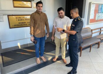 MUHAMMAD Ahsan (kiri) dan Saghir Shaheen hadir ke Mahkamah Sesyen di sini hari ini atas pertuduhan memiliki ratusan unit minyak wangi tiruan menggunakan cap dagangan berdaftar.