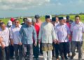ANWAR Ibrahim meninjau kemajuan projek pembangunan infrastruktur bagi menyokong pelaksanaan Program Penanaman Padi Lima Musim Dalam Tempoh Dua Tahun di Kawasan Muda di Batu 7, Kampung Kemboja, Ayer Hitam di Jerlun.