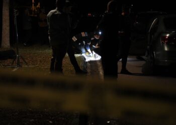 PASUKAN forensik melakukan pemeriksaan di lokasi kejadian lelaki disyaki penjenayah ditembak mati polis di persimpangan jalan di Sidam Kiri, Sungai Petani. - UTUSAN/ SHAHIR NOORDIN