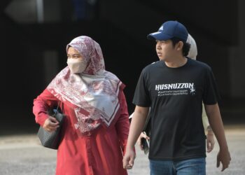 ISMANIRA Abdul Manaf ditemani suaminya, Zaim Ikhwan Zahari hadir untuk prosiding bela diri bagi kes pengabaian anak autisme mereka Zayn Rayyan, di Mahkamah Sesyen, di sini hari ini. - UTUSAN/AMIR KHALID
