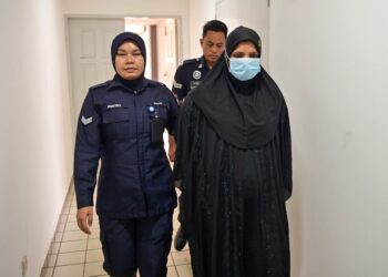 YESMIN Fokir Ahmed (tengah) berdepan pertuduhan mengikut Seksyen 335 Kanun Keseksaan di Mahkamah Majistret Kuala Terengganu hari ini selepas didakwa memukul rakan sebangsanya sehingga patah hidung. -UTUSAN/PUQTRA HAIRRY