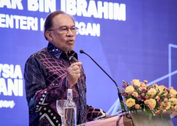 ANWAR Ibrahim berucap ketika Perhimpunan Bulanan Perdana Menteri Bersama Warga Kementerian Kewangan di Kementerian Kewangan, Putrajaya. - UTUSAN/FAIZ ALIF ZUBIR