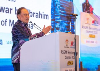 ANWAR Ibrahim hadir pada ASEAN Semiconductor Summit (ASEMIS) 2025 di Hotel One World. - UTUSAN/Saddam Yusoff