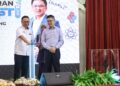 WONG Kah Woh  bersama Menteri Sains, Teknologi dan Inovasi, Chang Lih Kang (kiri) melakukan gimik  Peluncuran Program STI 1003 di Sekolah Menengah Kebangsaan Tiara Permai di sini hari ini. - UTUSAN/ FARIZ RUSADIO
