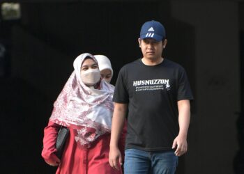 ISMANIRA Abdul Manaf ditemani suaminya, Zaim Ikhwan Zahari hadir untuk prosiding bela diri bagi kes pengabaian anak autisme mereka Zayn Rayyan, di Mahkamah Sesyen, di sini hari ini. - UTUSAN/AMIR KHALID