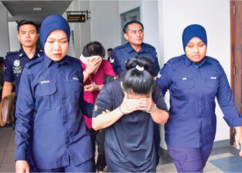 EASTA Masa Pengala (baju hitam) dan Manuel Pangawat dihadapkan ke Mahkamah Sesyen, Ayer Keroh, Melaka atas pertuduhan menganiaya anak perempuan mereka seorang OKU sehingga mati. – UTUSAN/ARIF HAMIZAN MISKON