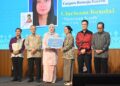 FADHLINA Sidek menyampaikan anugerah kepada seorang pemenang kategori cerpen remaja dalam majlis  penyampaian Hadiah Sastera Perdana Malaysia (HSPM) 2021/2022 di Putrajaya baru-baru ini.