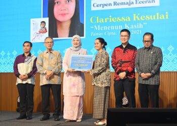 FADHLINA Sidek menyampaikan anugerah kepada seorang pemenang kategori cerpen remaja dalam majlis  penyampaian Hadiah Sastera Perdana Malaysia (HSPM) 2021/2022 di Putrajaya baru-baru ini.