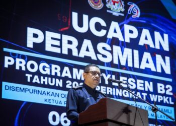 AEDY Fadly Ramly sewaktu sesi ucapan perasmian Majlis Penyerahan Lesen Memandu Program MyLesen B2 Peringkat Wilayah Persekutuan Kuala Lumpur, di Dewan MPAJ, Taman Melawati hari ini. UTUSAN/IQBAL ROSLI