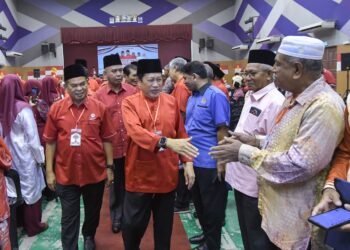 AHMAD Maslan disambut perwakilan pada Mesyuarat Perwakilan UMNO Bahagian Bagan Serai di Bagan Serai hari ini. - UTUSAN/ZULFACHRI ZULKIFLI