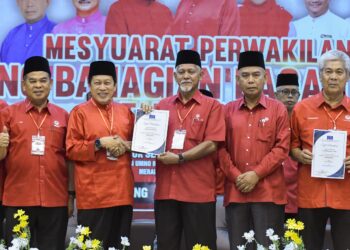 AHMAD Maslan (dua dari kiri) menyampaikan sijil pelantikan kepada Pengerusi Pusat Daerah Mengundi (PDM) Parlimen Bagan Serai pada Mesyuarat Perwakilan UMNO Bahagian Bagan Serai hari ini. - UTUSAN/ZULFACHRI ZULKIFLI