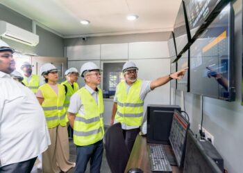 CHAN Foong Hin (tengah) mengadakan lawatan kerja rasmi ke Minsawi, merangkumi tinjauan ke Bilik Kawalan AI, kawasan ramp dan lantai operasi kilang serta sesi perbincangan bersama Surendran Kuranadan (kanan).