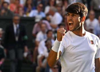 CARLOS Alcaraz meraikan kejayaan selepas menang menentang pemain Britain, Cameron Norrie semasa perlawanan tenis suku akhir perseorangan lelaki pada Kejohanan Tenis Wimbledon 2025 di Kelab Tenis dan Kroket All England Lawn, hari ini. - AFP