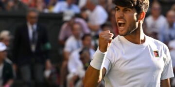 CARLOS Alcaraz meraikan kejayaan selepas menang menentang pemain Britain, Cameron Norrie semasa perlawanan tenis suku akhir perseorangan lelaki pada Kejohanan Tenis Wimbledon 2025 di Kelab Tenis dan Kroket All England Lawn, hari ini. - AFP