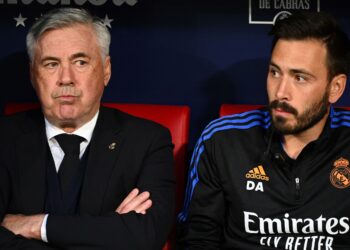 CARLO Ancelotti (kiri) bersama anaknya yang merupakan penolong jurulatih Davide Ancelotti, ketika mengendali kelab Real Madrid pada Mei 2022 lalu. - AFP