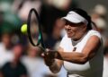 AMANDA Anisimova melakukan pukulan kilas kepada pemain Rusia, Anastasia Pavlyuchenkova semasa perlawanan tenis suku akhir perseorangan pada Kejohanan Tenis Wimbledon 2025 di Kelab Tenis dan Kroket All England Lawn, hari ini. - AFP