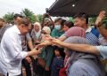 ANWAR Ibrahim beramah mesra dengan penduduk pada Program Program Gotong-Royong Kenduri Rakyat bersempena Program Ukhwah Kepimpinan Madani dan Pemukiman Anggota Pentadbiran dan Ahli-Ahli Parlimen Kerajaan Madani di Kampung Pachitan, Port Dickson hari ini.-UTUSAN/MOHD. SHAHJEHAN MAAMIN.