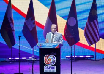 ANWAR Ibrahim ketika berucap pada Majlis Pembukaan Mesyuarat Menteri-Menteri Luar ASEAN ke-58, di Pusat Konvensyen Kuala Lumpur hari ini.-UTUSAN/SHIDDIEQIIN ZON.