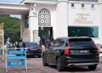 ANWAR Ibrahim di Kompleks Seri Perdana Putrajaya. - UTUSAN/FAIZ ALIF ZUBIR