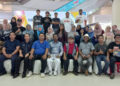 MOHD Yusoff Sahab (belakang, dua dari kiri) bergambar dengan pemenang pertandingan mewarna anjuran Angkatan Penulis Kedah (APK)  di Sungai Petani, Kedah baru-baru ini.