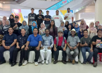 MOHD Yusoff Sahab (belakang, dua dari kiri) bergambar dengan pemenang pertandingan mewarna anjuran Angkatan Penulis Kedah (APK)  di Sungai Petani, Kedah baru-baru ini.