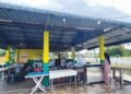 NURIN Batrisyia Mohd. Rosli (kiri) dan rakannya, Muna Izzah Mohamad Nazim, 22, merupakan pelanggan tetap gerai roti canai milik Allahyarham Nurul Hidayah Khadijah Razman Efendi di Tanah Merah, Pendang. – UTUSAN/JAMLIAH ABDULLAH