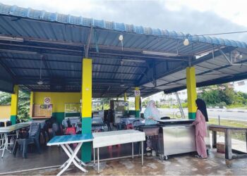 NURIN Batrisyia Mohd. Rosli (kiri) dan rakannya, Muna Izzah Mohamad Nazim, 22, merupakan pelanggan tetap gerai roti canai milik Allahyarham Nurul Hidayah Khadijah Razman Efendi di Tanah Merah, Pendang. – UTUSAN/JAMLIAH ABDULLAH