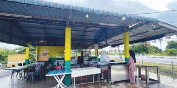 NURIN Batrisyia Mohd. Rosli (kiri) dan rakannya, Muna Izzah Mohamad Nazim, 22, merupakan pelanggan tetap gerai roti canai milik Allahyarham Nurul Hidayah Khadijah Razman Efendi di Tanah Merah, Pendang. – UTUSAN/JAMLIAH ABDULLAH