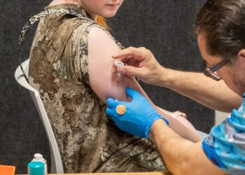 SEORANG remaja perempuan menerima suntikan vaksin MMR di sebuah klinik vaksinasi di Lubbock, Texas.-AFP