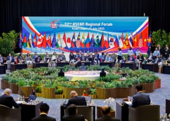 ASEAN berharap untuk memperoleh pulangan ekonomi dan jaminan keselamatan, namun tetap enggan memihak kepada sesiapa kerana gusar terpalit dalam impak percaturan kuasa luar.