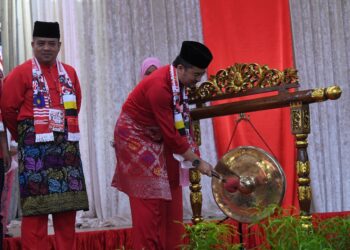 ASYRAF Wajdi Dusuki merasmikan Mesyuarat Perwakilan UMNO Bahagian Bukit Gantang di Changkat Jering hari ini. - UTUSAN