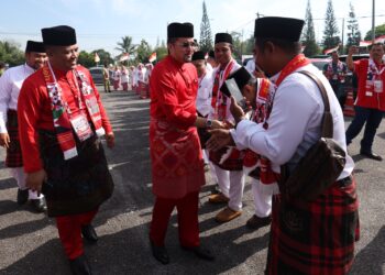 ASYRAF Wajdi Dusuki disambut perwakilan pada Mesyuarat Perwakilan UMNO Bahagian Bukit Gantang di Changkat Jering hari ini. - UTUSAN
