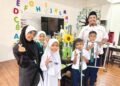 IZZAT Fadhli Hamdan dan murid-muridnya bersama alat bantuan mengajar SteP yang dihasillkannya ketika ditemui 
di SK Nilai Impian, Nilai, Seremban. – UTUSAN/NOR SHAFIQAH MOHD GHAZALI