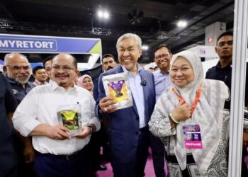 AHMAD Zahid Hamidi ketika melakukan tinjauan akhir persiapan Program Mega Karnival (MK3D) di Pusat Pameran dan Perdagangan Antarabangsa Ma­­laysia di Kuala Lumpur, semalam.