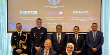 MOHAMED Khaled Nordin (berdiri, tengah) pada majlis menandatangani MoU antara Airbus Helicopters dengan CDI (M) dan GTA di Paris.