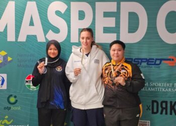 Alia Sazana Azahari (kanan) meraih gangsa dalam acara 25 meter (m) pistol wanita Piala Menembak MASPED di Hungary, Sabtu lalu. - IHSAN MSN