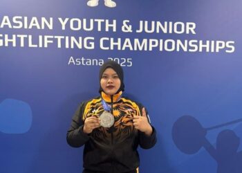 Siti Aqilah Farhana Draman membawa pulang perak dalam kategori atas 86 kilogram Kejohanan Angkat Berat Belia dan Remaja Asia 2025 di Kazakhstan, kelmarin. - IHSAN MSN