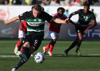 VIKTOR Gyokeres semakin hampir menyertai Arsenal selepas kelabnya, Sporting Lisbon bersetuju dengan perjanjian bernilai RM358 juta. - AFP